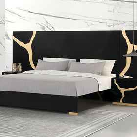 Goldsberg E.King Bed w/ Wall Panels